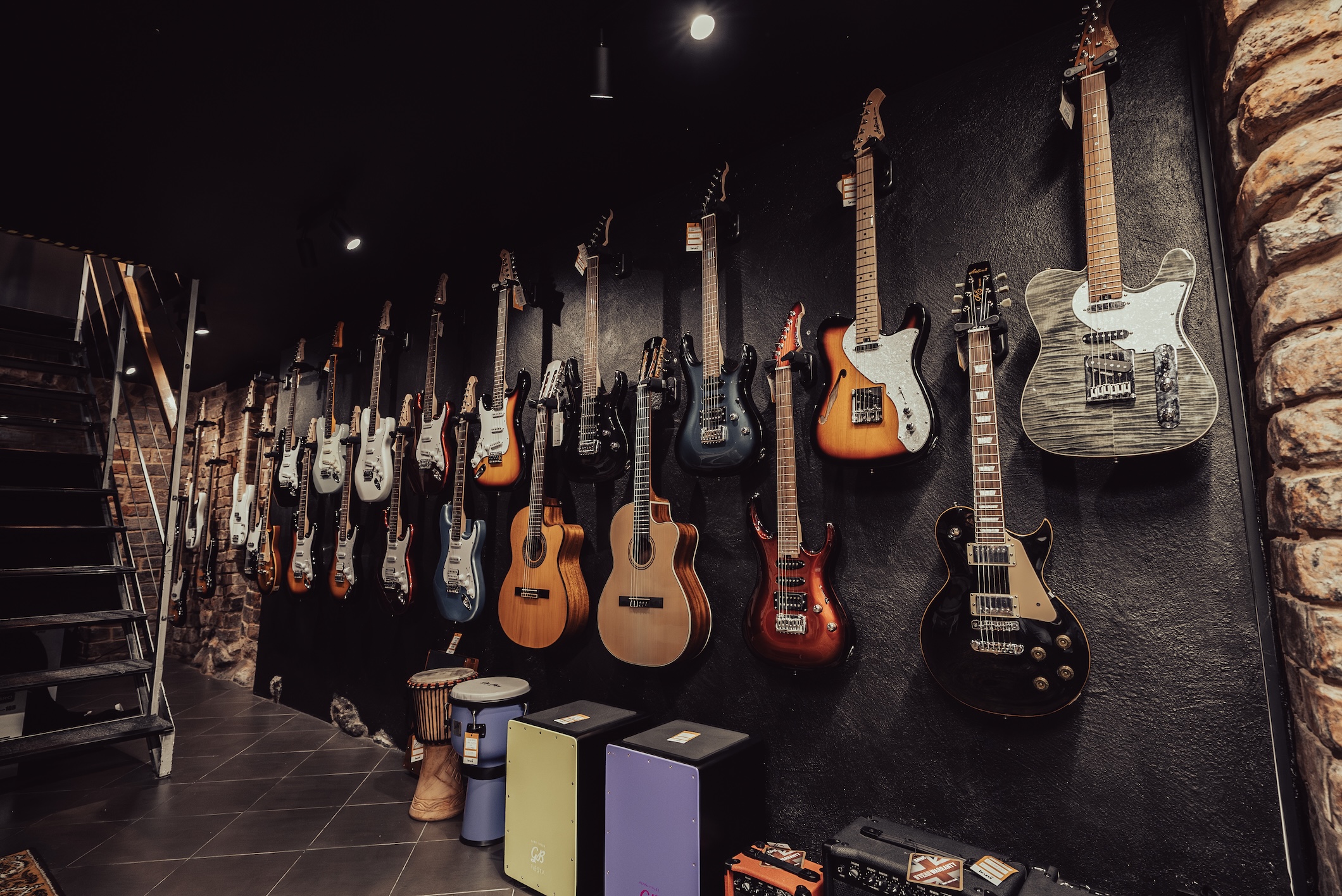 Gitary elektryczne w Brumi Toruń – modele single-coil i humbucker, idealne do rocka, metalu i bluesa; możliwość podpięcia do testowych wzmacniaczy.