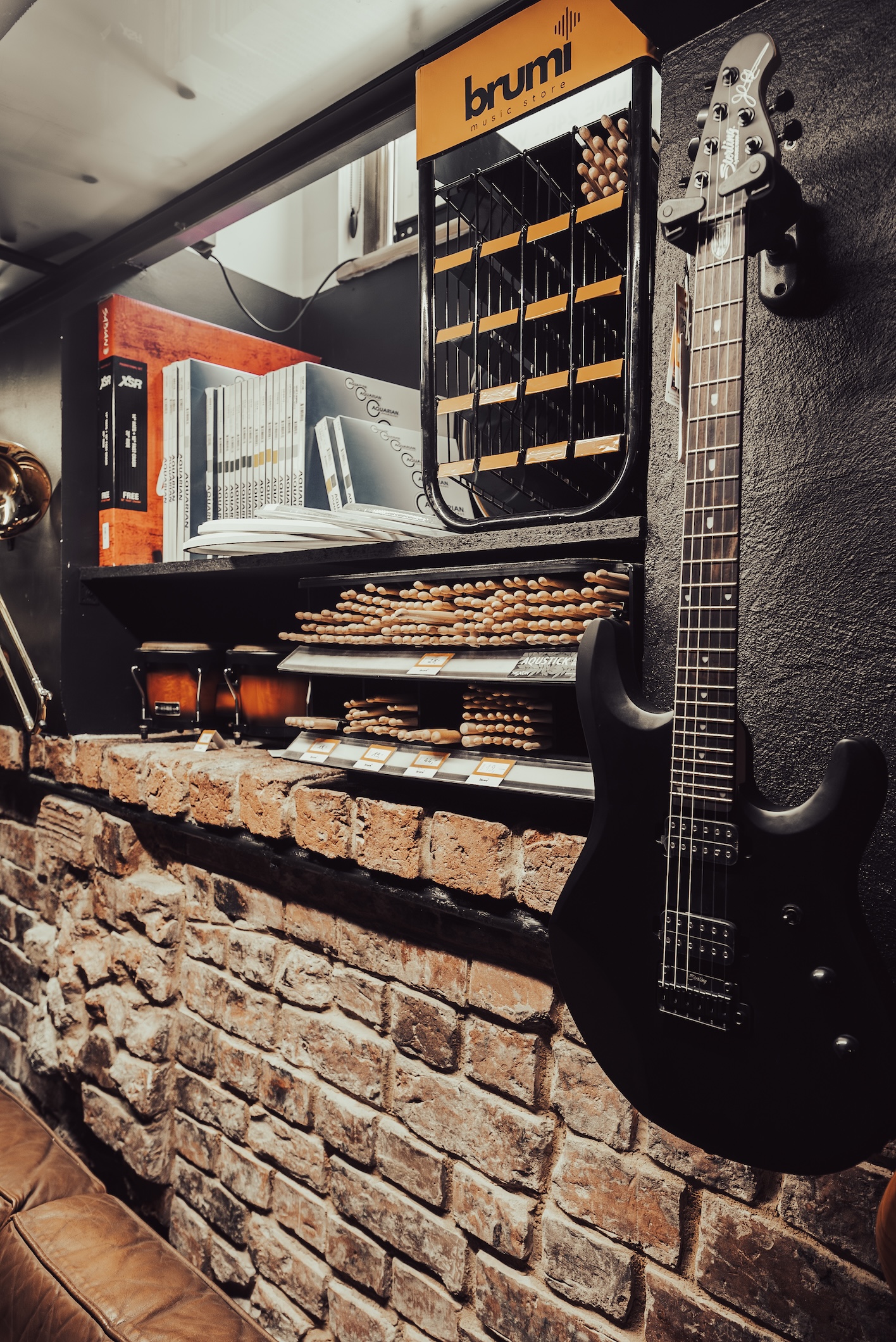 Gitary używane w Brumi Toruń – starannie sprawdzone instrumenty z serwisem i regulacją, korzystny wybór dla początkujących i kolekcjonerów.