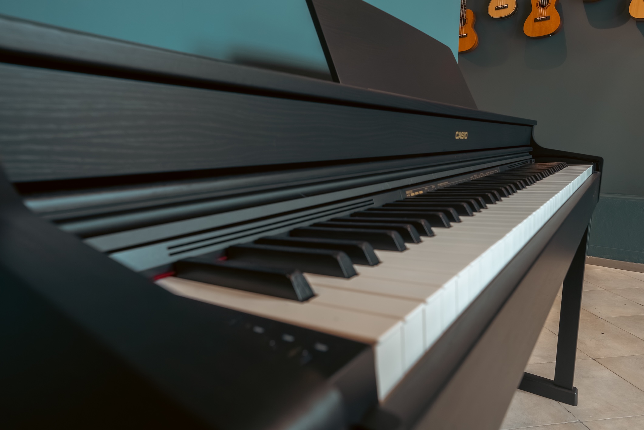 Instrumenty klawiszowe Brumi Toruń – syntezatory, stage pianos i kontrolery MIDI, możliwość odsłuchu na słuchawkach i monitorach studyjnych.