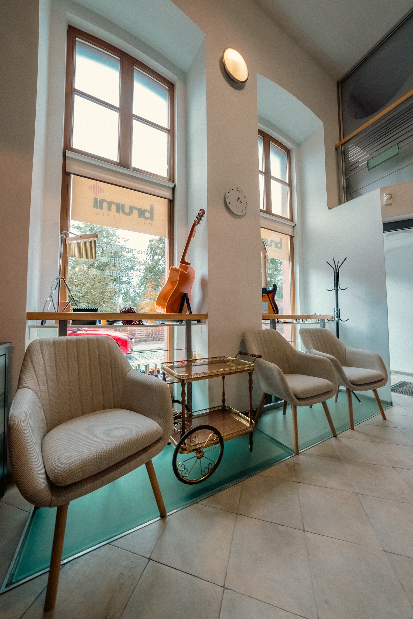 Brumi.pl – sklep muzyczny w Toruniu pod Krzywą Wieżą: wyjątkowa akustyka i architektura miejsca sprzyjają koncertom, premierom płyt oraz teledysków.