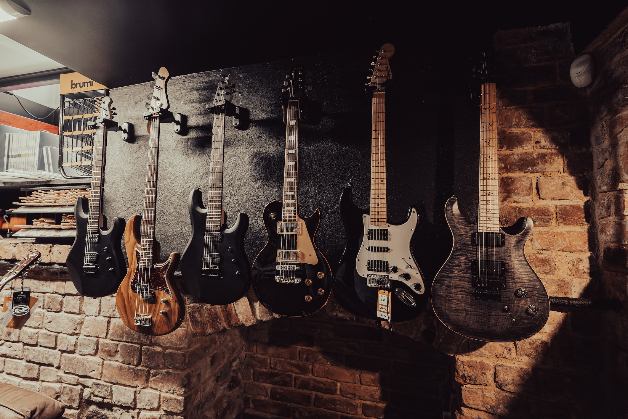 Struny do gitary elektrycznej – Brumi Toruń: komplety o różnych grubościach, powłokach i stopach, dobrane do stylu grania rock, metal, blues i indie.